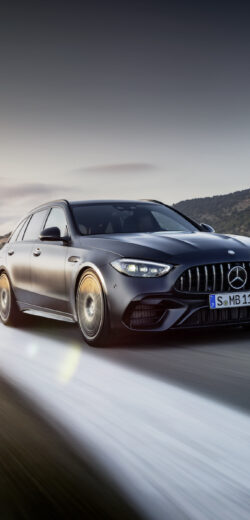 [Mercedes-AMG C 63 S E PERFORMANCE Limousine und T-Modell | Kraftstoffverbrauch kombiniert: 6,9 l/100 km | CO₂-Emissionen kombiniert: 156 g/km | Stromverbrauch kombiniert: 11,7 kW/100 km]* Exterieur: Hightechsilber und Graphitgrau magno; Interieur: schwarz mit gelben Nähten und Titangrau mit roten Nähten.;Kraftstoffverbrauch kombiniert: 6,9 l/100 km | CO₂-Emissionen kombiniert: 156 g/km | Stromverbrauch kombiniert: 11,7 kW/100 km*

[Mercedes-AMG C 63 S E PERFORMANCE Sedan and Estate| fuel consumption combined: 6,9 l/100 km | CO₂-emissions combined: 156 g/km | electric energy consumption combined: 11,7 kW/100 km]* exterior: hightech silver and graphitgrey magno; interior: black with yellow stitching and titanium grey with red stitching;Fuel consumption combined: 6,9 l/100 km | CO₂-emissions combined: 156 g/km | electric energy consumption combined: 11,7 kW/100 km*